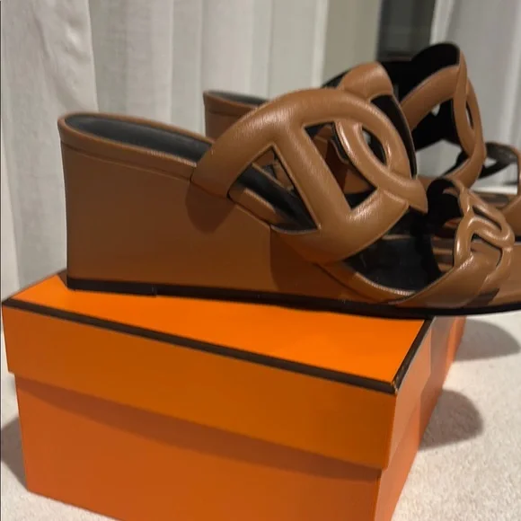 Women’s Tan Leather Link-Detail Slide Sandals - Picture 2 of 7